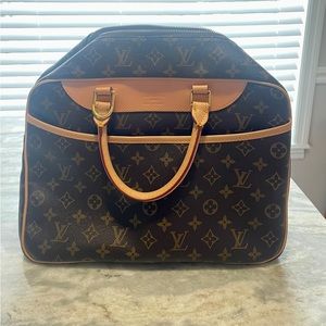 Luis Vuitton Monogram canvas purse.